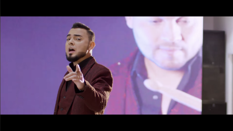 Banda El Recodo honra a las parejas diferentes en su nuevo video musical