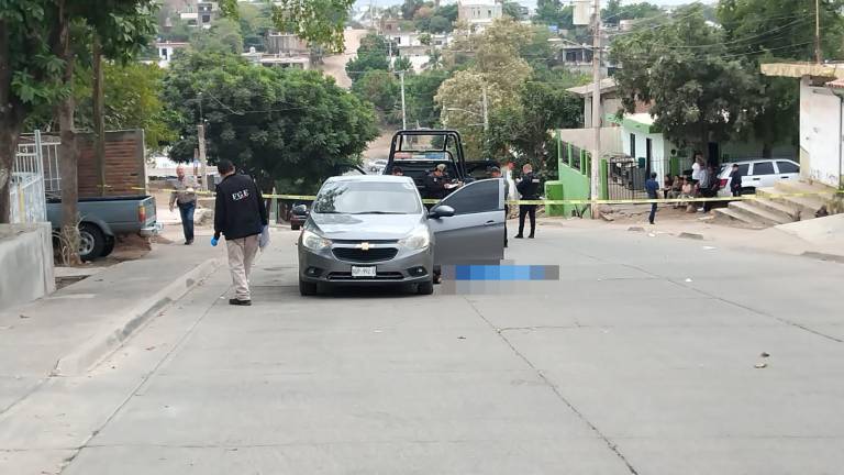 El cuerpo fue encontrado recostado al lado de su automóvil por la calle Constituyente Andrés Magallón, de la colonia Independencia.