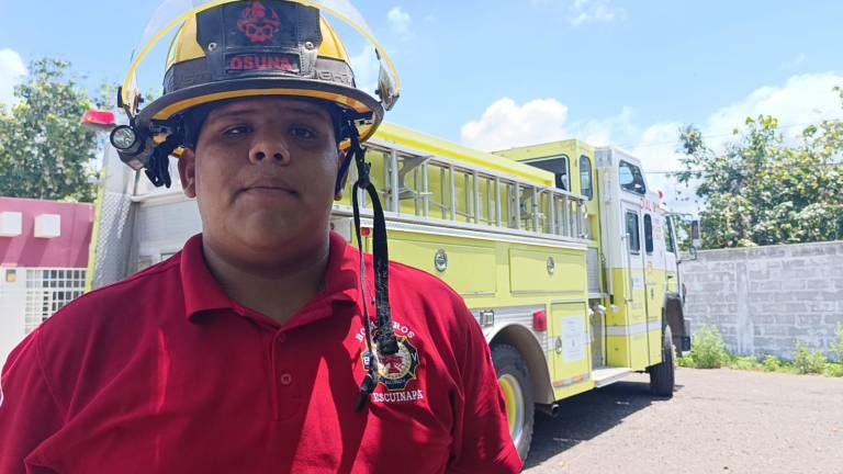 A sus 17 años, Cecilio Alberto Osuna Delgado, de Escuinapa, recibe un reconocimiento nacional por el servicio ofrecido como voluntario de Bomberos.
