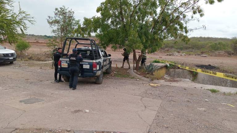 El cuerpo fue localizado en el canal pluvial de la colonia Colinas del Bosque, de Culiacán.