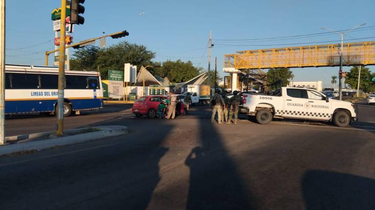 Durante la mañana de este martes una camioneta de la Guardia Nacional chocó con un vehículo particular en Culiacán.