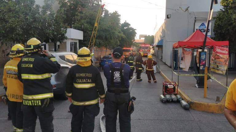 Bomberos de Culiacán participaron en la evacuación en el Hospital General de Culiacán, con el fin de evitar riesgos de intoxicación entre otros pacientes y personal.