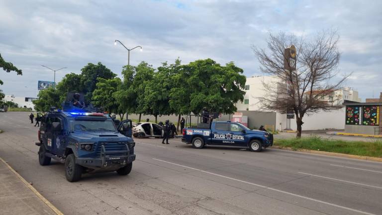 Abandonan auto tras accidente en el sector Tres Ríos, en Culiacán