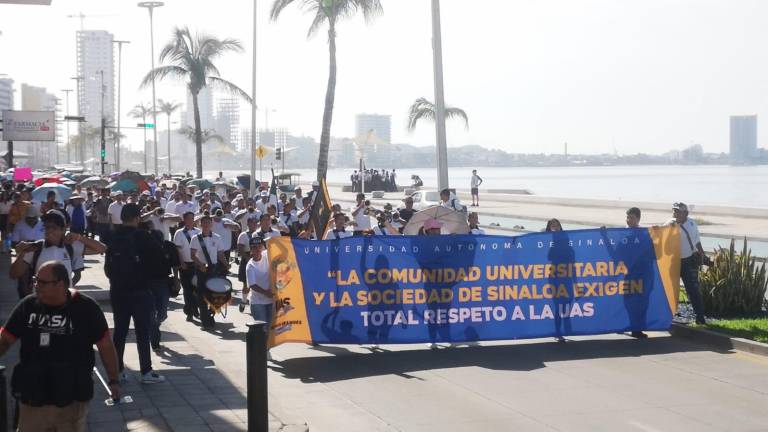 Marchan estudiantes de la UAS en Mazatlán tras separación del Rector