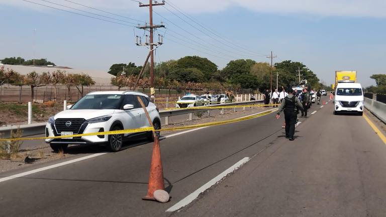 Al menos seis cuerpos fueron hallados dentro de una camioneta Nissan blanca que fue abandonada cerca de El Trébol, en Culiacán.