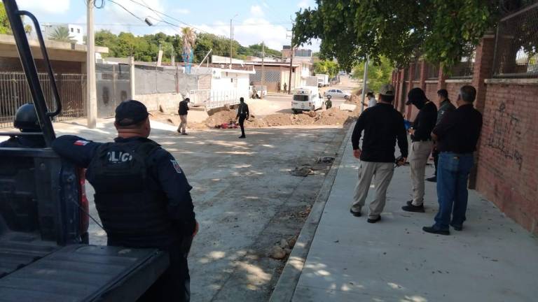 El hallazgo de un hombre asesinado se registró por la calle Carlos L. Gracidas, en la colonia Gustavo Díaz Ordaz, en Culiacán.