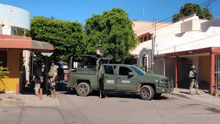 En la colonia Guadalupe Victoria elementos de las fuerzas federales sitian una vivienda.