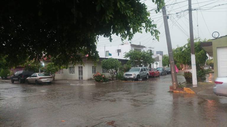 Desde la madrugada Mazatlán ha registrado lluvias fuertes con descargas eléctricas.