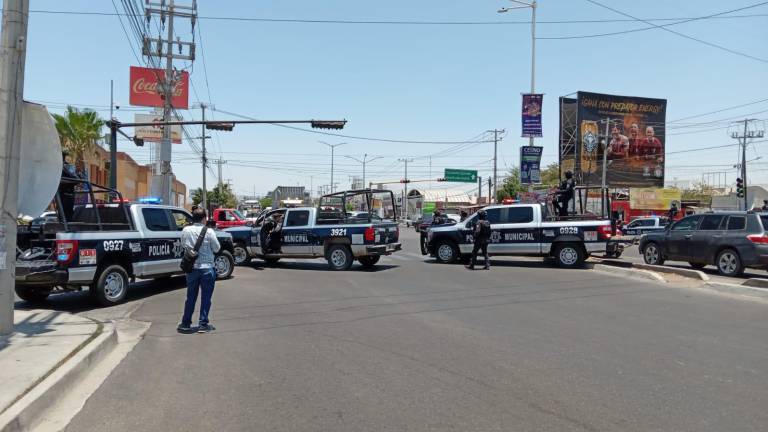 La Policía Municipal de Culiacán ya instaló un retén para bloquear el avance en el crucero de Boulevard Las Torres y la Calzada Aeropuerto.