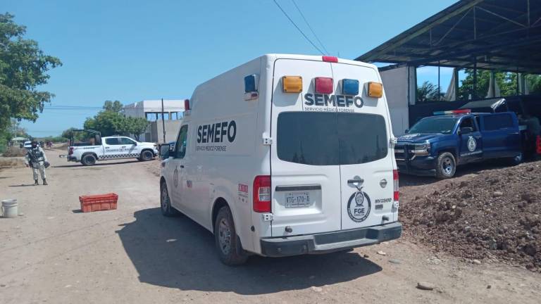 Personal del Servicio Médico Forense ha llegado al área del enfrentamiento en Sánchez Celis, Eldorado, mientras se espera la confirmación del número de víctimas.