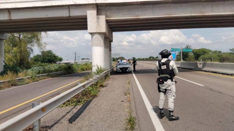 Hallan cuerpo de hombre en estado de descomposición que había sido colgado en un puente