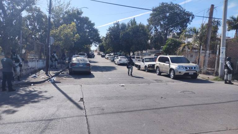 Elementos de la Guardia Nacional vigilan la zona donde fue localizado el vehículo baleado en la Colonia Rafael Buelna.