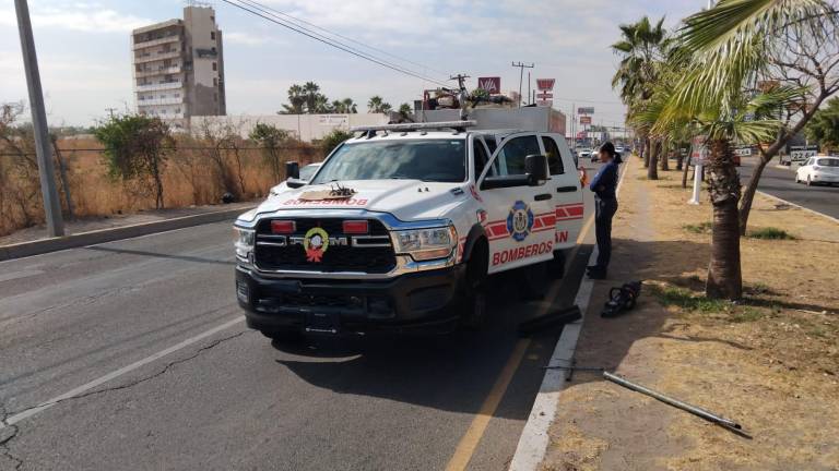 Ambulancia dañada por los ponchallantas en el sector La Conquista, en Culiacán.