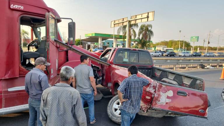 Una camioneta Ford Lobo fue arrastrada por el tráiler.