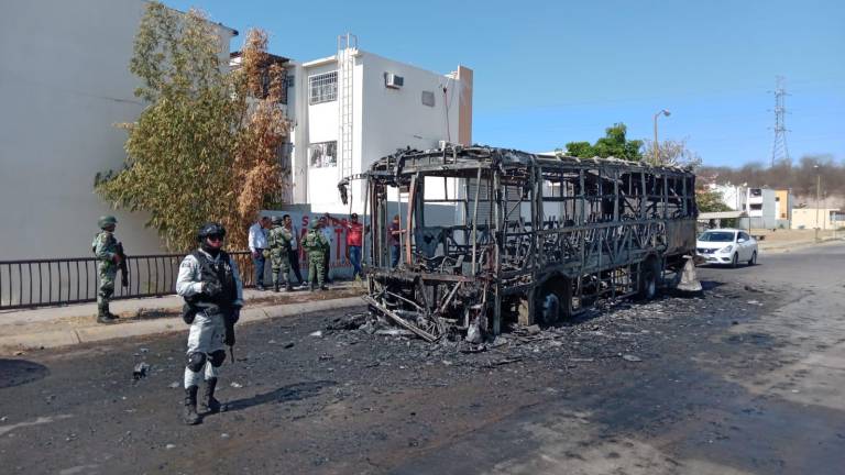 Se incendia y explota camión del transporte urbano en Culiacán