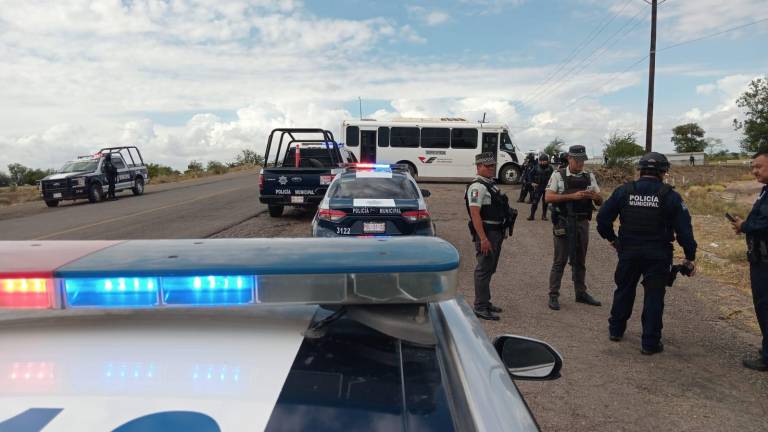 Agentes de diferentes corporaciones vigilan la carretera dspués de los bloqueos registrados en los caminos que conducen hacia La Palma, Navolato.