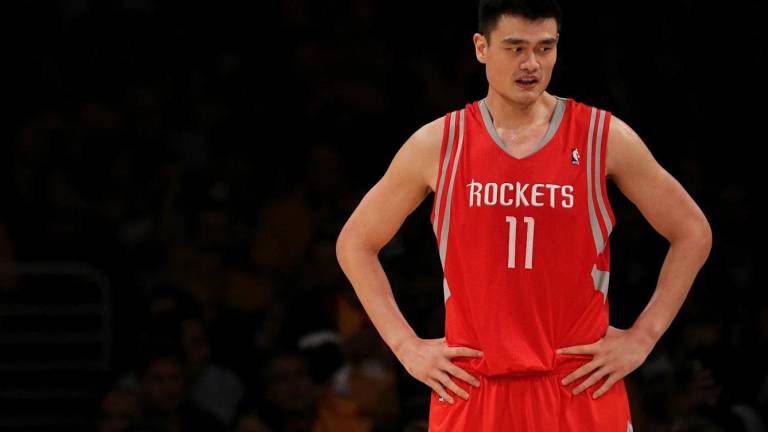 Yao Ming mide 2.31 metros.