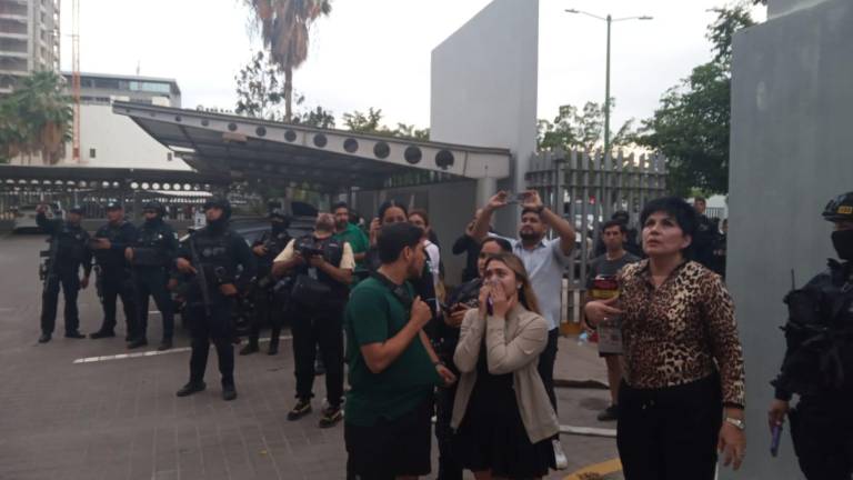Permanecen personas atrapadas pero fuera de peligro inmediato en edificio de Culiacán