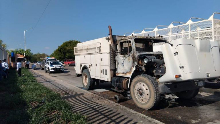 un camión que transportaba diésel se incendia cerca del Hospital de la Mujer, en Culiacán.