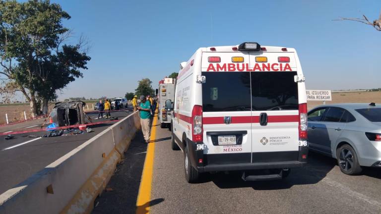 Conductora pierde la vida tras volcar sobre La Costerita, en Culiacán