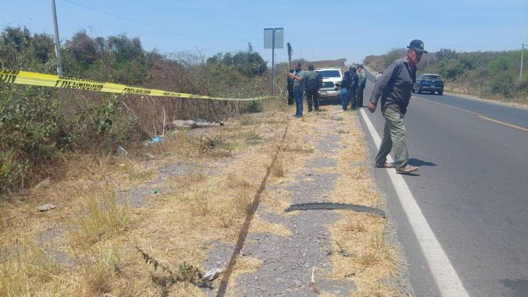 El cuerpo del asesinado estaba tirado boca abajo, a unos metros del acotamiento de la carretera México 15.