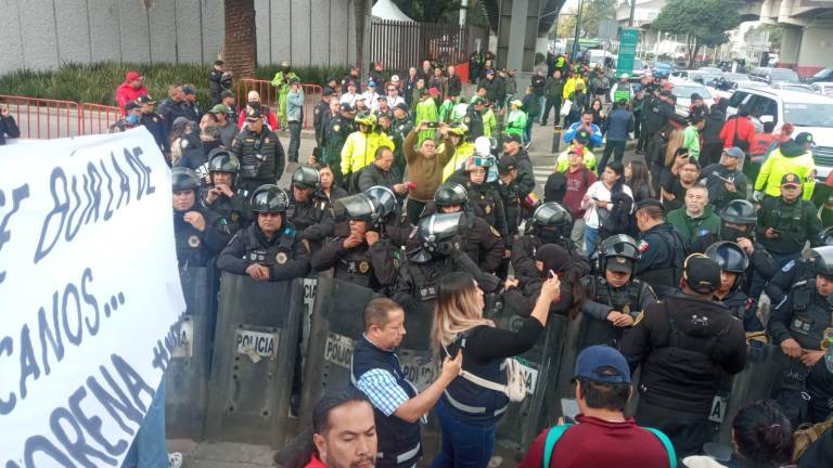 Protesta encapsulada por la policía en el autódromo.