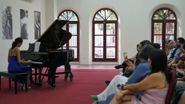 Alumnos del maestro Sergio Castellanos brindan un bello recital de piano de fin de cursos.