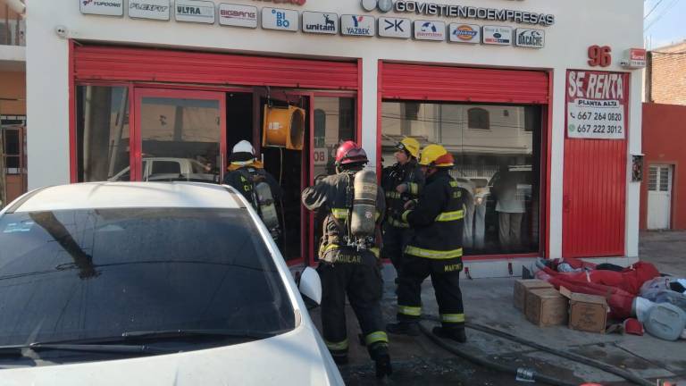 Incendian una tienda de uniformes en Culiacán