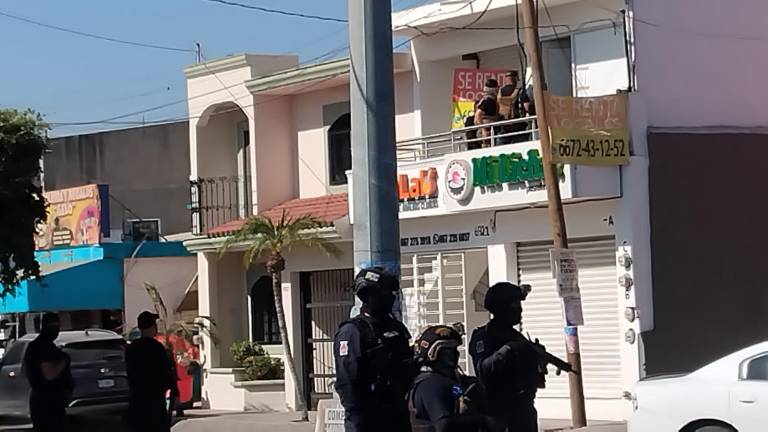 El edificio en el que se encuentra el local es un complejo de diferentes comercios con giros distintos, y se ubica sobre el bulevar Flor de Liz y De Las Torres.