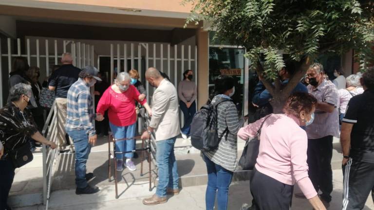 Maestros jubilados del SNTE 53 realizan largas filas en Culiacán para votar en proceso interno