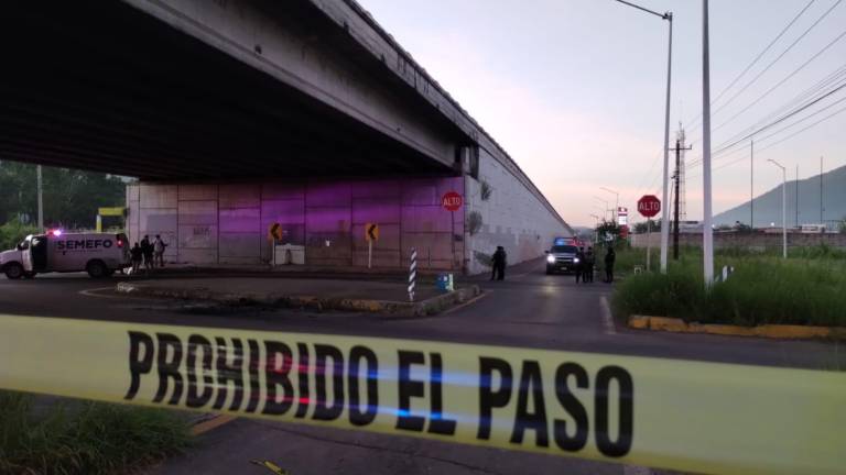 Debajo de un puente, sobre La Costerita, fue encontrado este martes un hombre muerto.