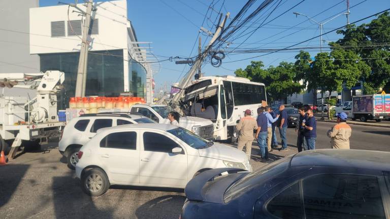 Un camión urbano chocó con un poste y una camioneta con tanques de gas en Culiacán.