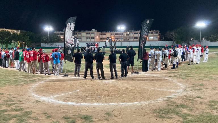 Los peloteros se hacen presentes en la ceremonia de entrega del campo y apertura de la liga.