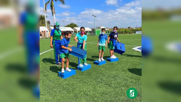 Disfrutan la gran fiesta deportiva de los Rojos y Azules