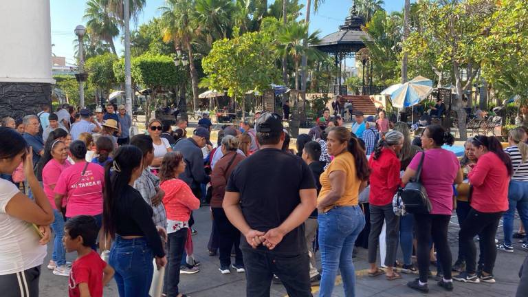 Bloquean desplazados por la violencia calles del Centro; acusan desatención de los gobiernos Municipal y Estatal