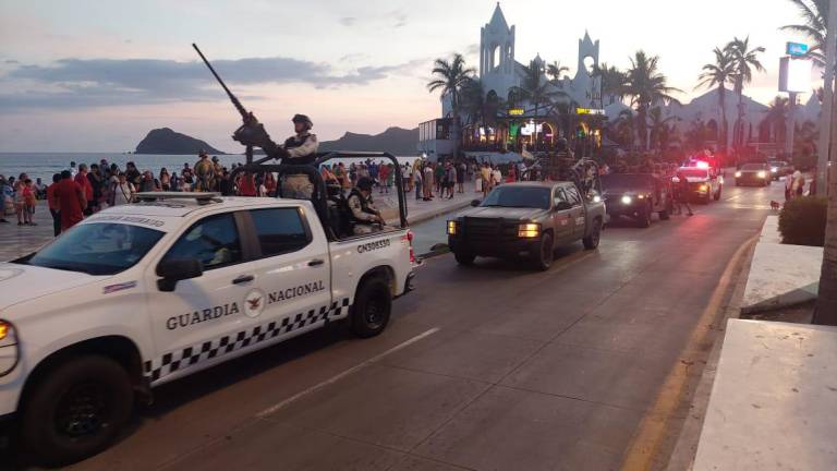 Ante la mirada de turistas y locales, los 300 elementos del Ejército Mexicano y de la Guardia Nacional que llegaron la tarde de este martes a Mazatlán, recorren el paseo costero.