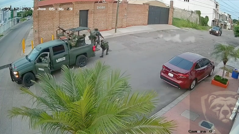 Muestra video como grupo armado ataca a militares en Culiacán