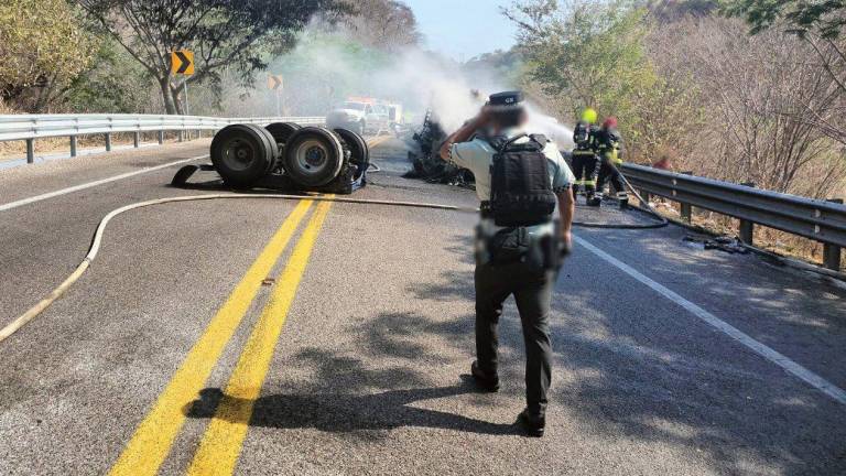 Tráiler volcado sobre la autopista Mazatlán-Durango.