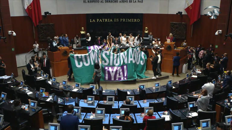 Senadores de oposición tomaron la tribuna de la Cámara alta del Congreso de la Unión para defender al INAI.