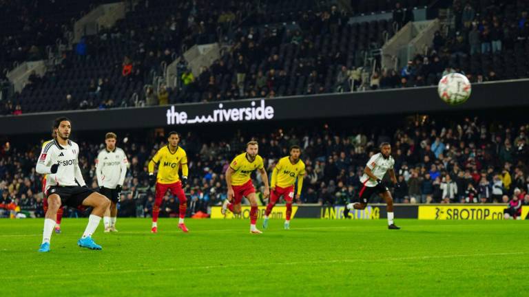 Raúl Jiménez marca su gol 10 de la temporada con Fulham