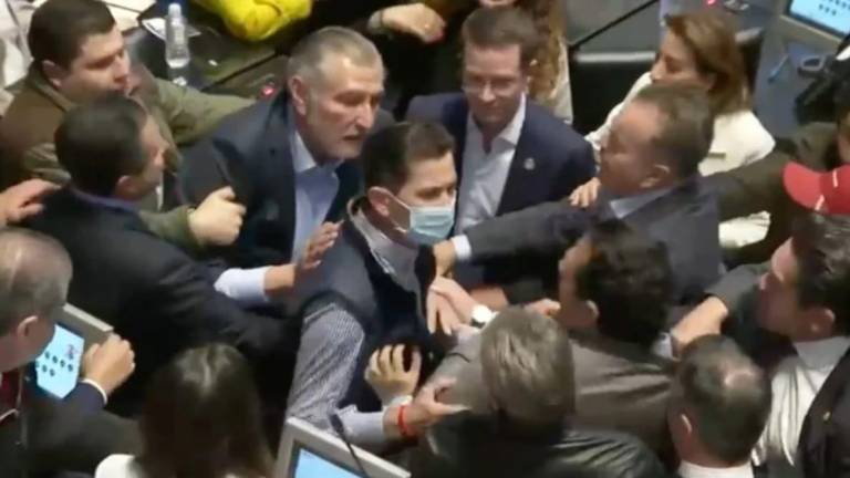 El incidente en el Senado desató empujones entre legisladores de Morena y PAN.