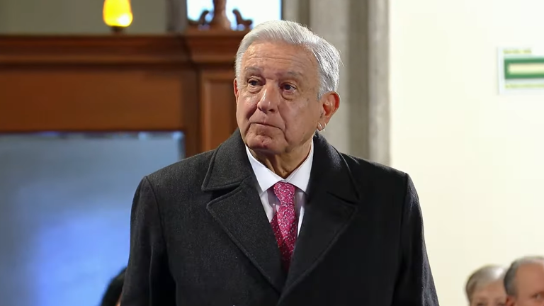 AMLO llora en su última ‘Mañanera’; ‘ahora sí, a La Chingada’, dice tras escuchar canción en su honor