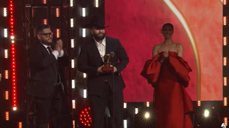 El cantante de regional mexicano recibe el Latin Grammy por ‘Mejor Álbum de Música Mexicana Contemporánea’.