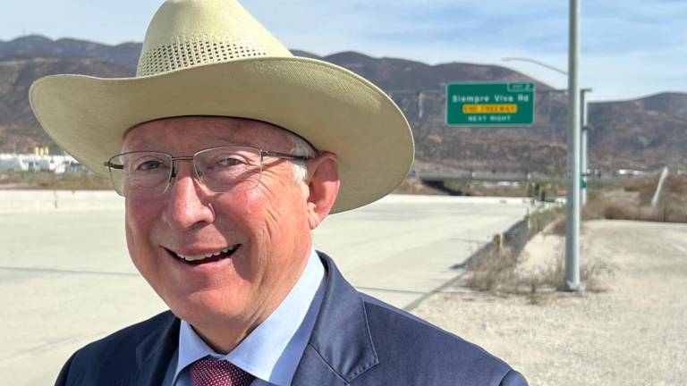 Ken Salazar dice que mexicanos migran a EU por inseguridad