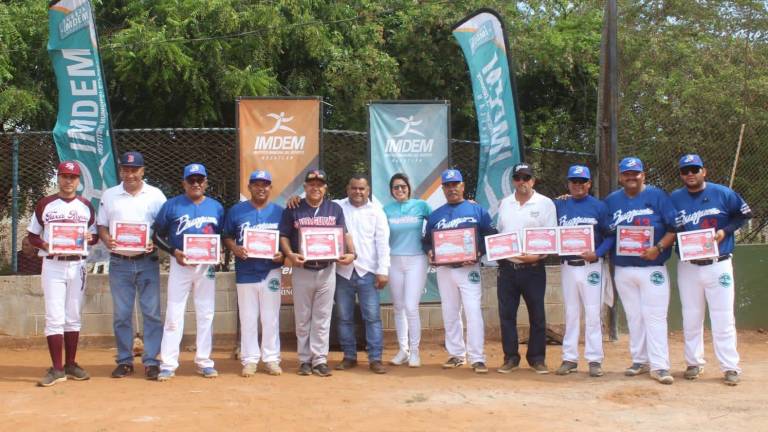 Peloteros del circuito reciben reconocimientos.