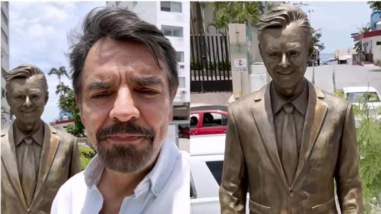 Eugenio Derbez visita su estatua en Acapulco.