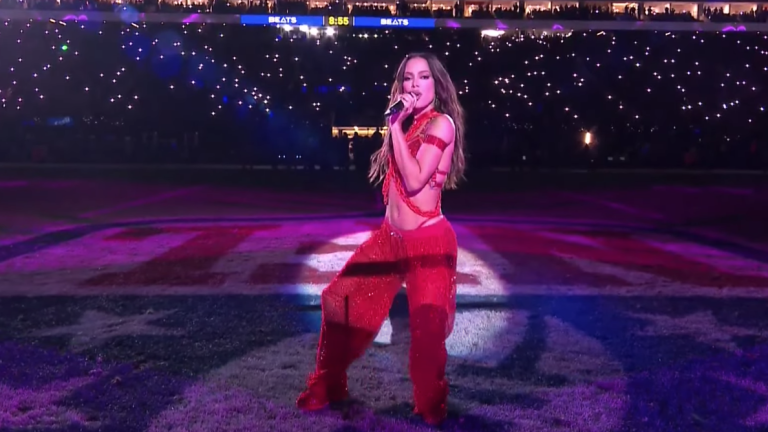 Anitta se presenta un gran show en el medio tiempo en partido de la NFL.