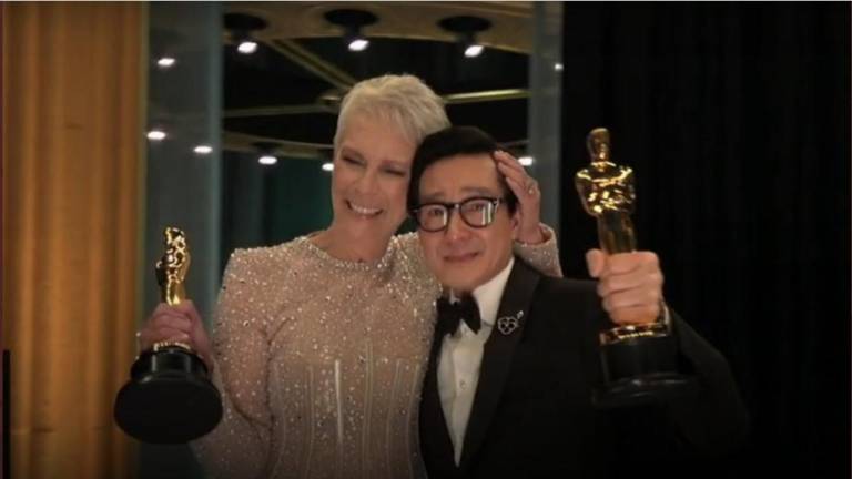 Jamie Lee Curtis y Ke Huy Quan.