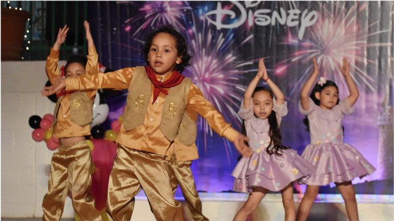 Con música y baile, alumnos del Instituto Senda reciben a la Primavera