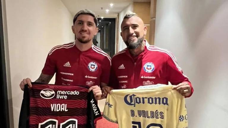 Arturo Vidal presume foto con la camiseta del América